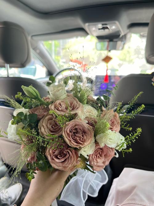 抢手捧花求婚跪错人,抢到手捧花求婚