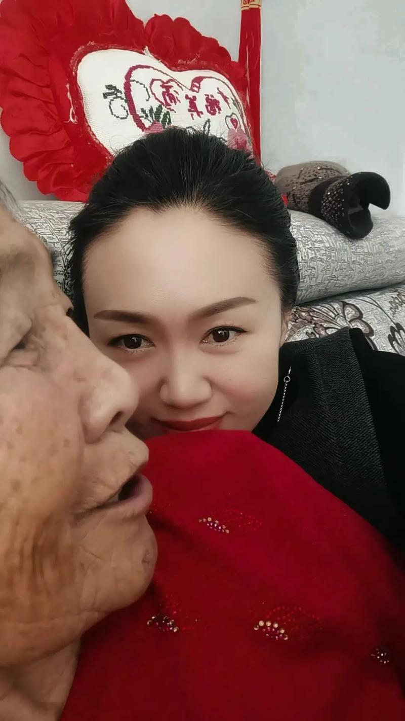 2025新澳门精准正版图库网站和养3弟妹女生遭堵门与女孩不堪养活三弟妹压力轻生续